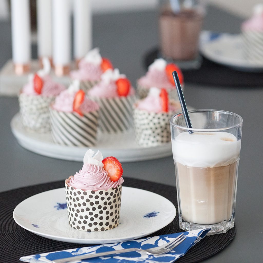 Kokos-Cupcake mit Johannisbeer-Meringue-Buttercreme - makajumy.de