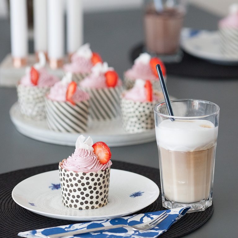 Kokos-Cupcake mit Johannisbeer-Meringue-Buttercreme - makajumy.de