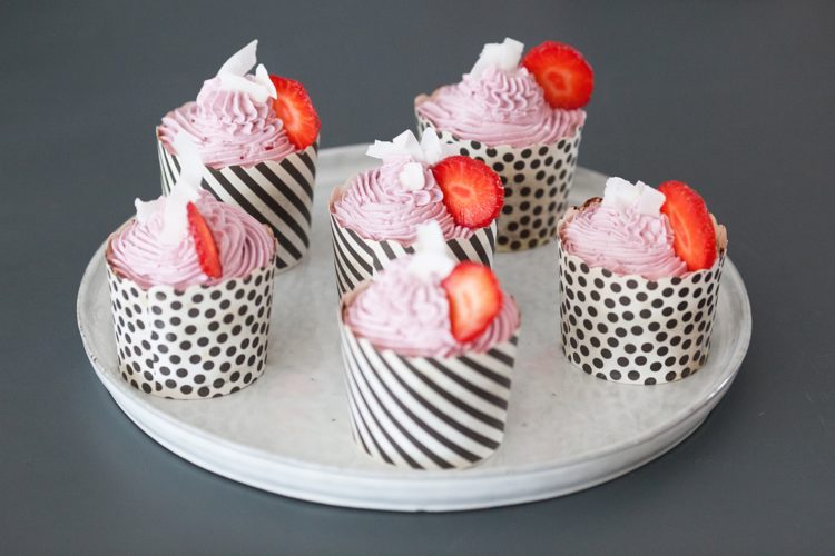 Kokos-Cupcake mit Johannisbeer-Meringue-Buttercreme - makajumy.de Kokos-Cupcake mit Johannisbeer-Meringue-Buttercreme - makajumy.de