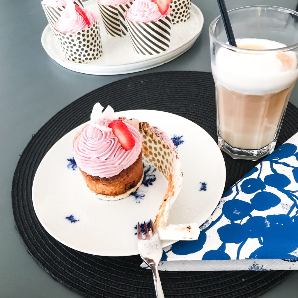 Kokos-Cupcake mit Johannisbeer-Meringue-Buttercreme - makajumy.de
