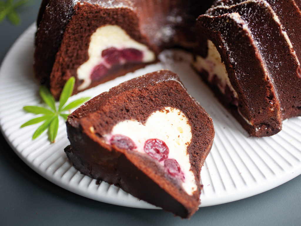 Cheesecake-Schokoladenkuchen mit Kirschen - makajumy.de