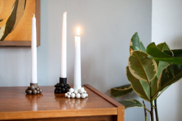 DIY-Quickie mit Holzkugeln zum Kerzenständer